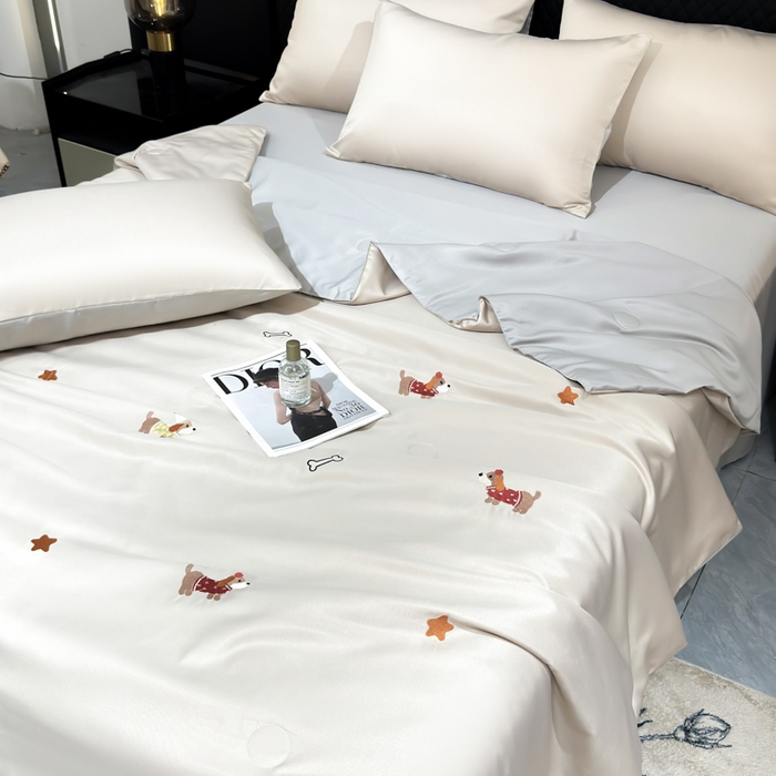 91家纺网 家纺一手货源 找家纺 憨豆家纺 2026新款水洗冰丝夏被四件套（升级抗菌棉）水洗真丝绣花系列夏凉被跨境外贸空调被 腊肠狗-梧桐灰