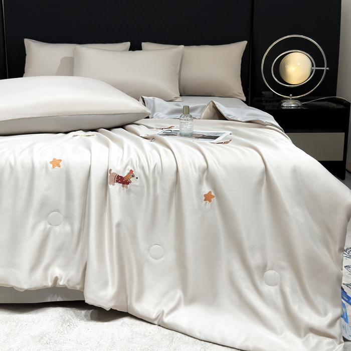 91家纺网 家纺一手货源 找家纺 憨豆家纺 2026新款水洗冰丝夏被四件套（升级抗菌棉）水洗真丝绣花系列夏凉被跨境外贸空调被 腊肠狗-梧桐灰