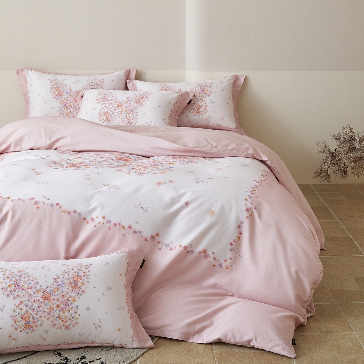 91家纺网 家纺一手货源 找家纺 梧桐树 2026新款60长绒棉平网大版系列四件套 P25蝶梦粉