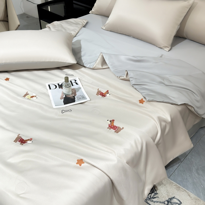 91家纺网 家纺一手货源 找家纺 憨豆家纺 2026新款水洗冰丝夏被四件套（升级抗菌棉）水洗真丝绣花系列夏凉被跨境外贸空调被 腊肠狗-梧桐灰