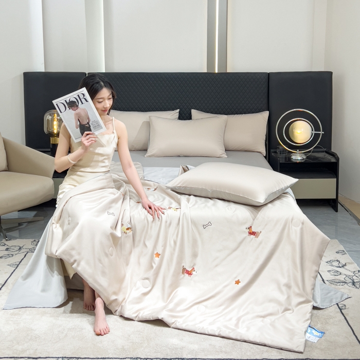 91家纺网 家纺一手货源 找家纺 憨豆家纺 2026新款水洗冰丝夏被四件套（升级抗菌棉）水洗真丝绣花系列夏凉被跨境外贸空调被 腊肠狗-梧桐灰