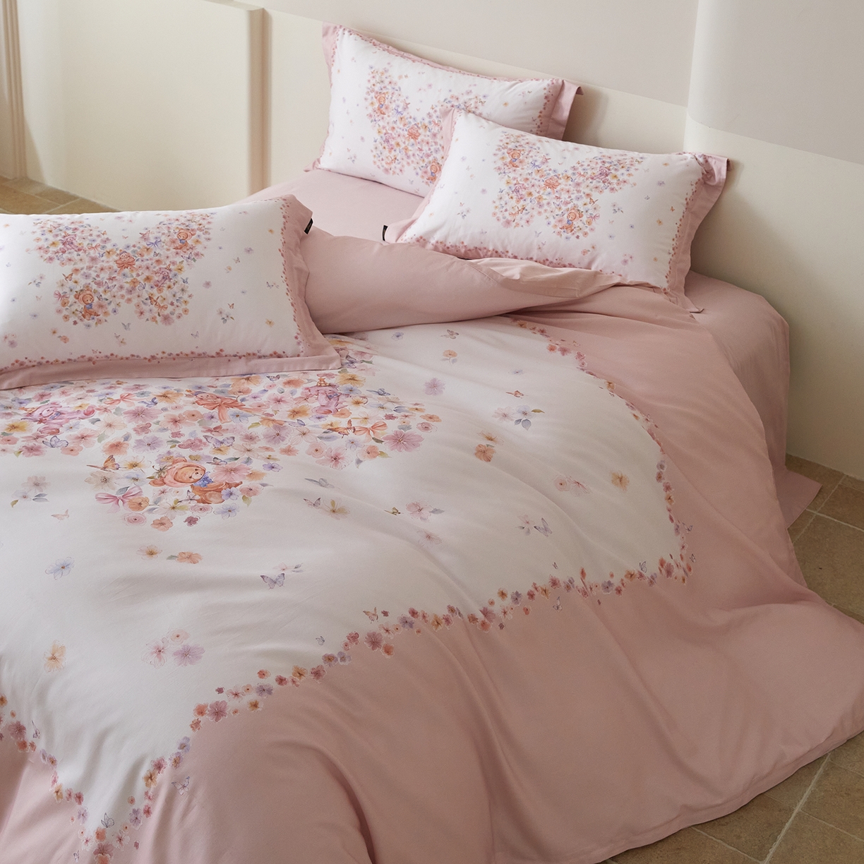 91家纺网 家纺一手货源 找家纺 梧桐树 2026新款60长绒棉平网大版系列四件套 P25蝶梦粉