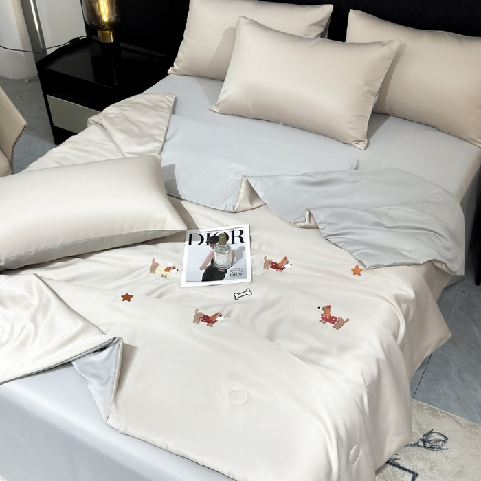 91家纺网 家纺一手货源 找家纺 憨豆家纺 2026新款水洗冰丝夏被四件套（升级抗菌棉）水洗真丝绣花系列夏凉被跨境外贸空调被 腊肠狗-梧桐灰