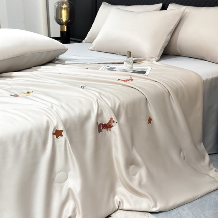 91家纺网 家纺一手货源 找家纺 憨豆家纺 2026新款水洗冰丝夏被四件套（升级抗菌棉）水洗真丝绣花系列夏凉被跨境外贸空调被 腊肠狗-梧桐灰