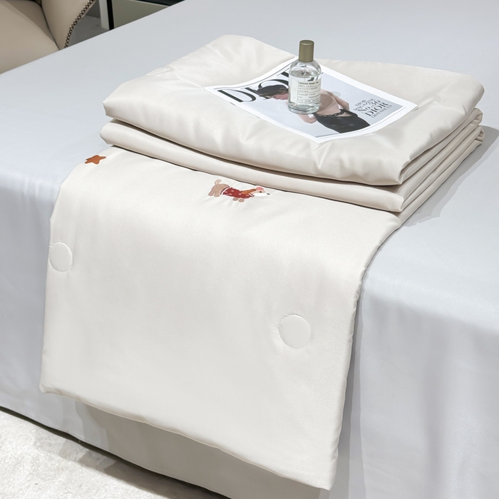 91家纺网 家纺一手货源 找家纺 憨豆家纺 2026新款水洗冰丝夏被四件套（升级抗菌棉）水洗真丝绣花系列夏凉被跨境外贸空调被 腊肠狗-梧桐灰