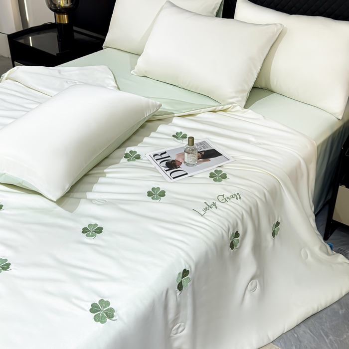 91家纺网 家纺一手货源 找家纺 憨豆家纺 2026新款水洗冰丝夏被四件套（升级抗菌棉）水洗真丝绣花系列夏凉被跨境外贸空调被 四叶草-奶白绿