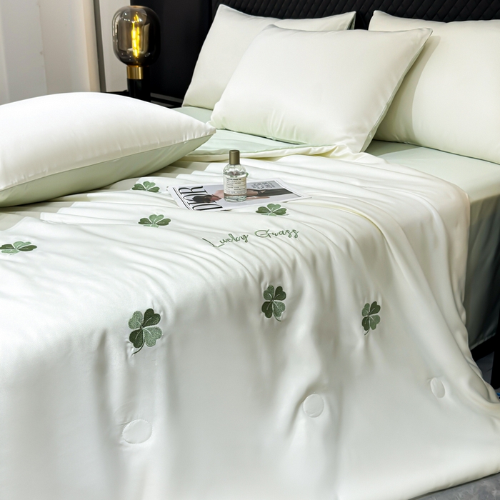 91家纺网 家纺一手货源 找家纺 憨豆家纺 2026新款水洗冰丝夏被四件套（升级抗菌棉）水洗真丝绣花系列夏凉被跨境外贸空调被 四叶草-奶白绿