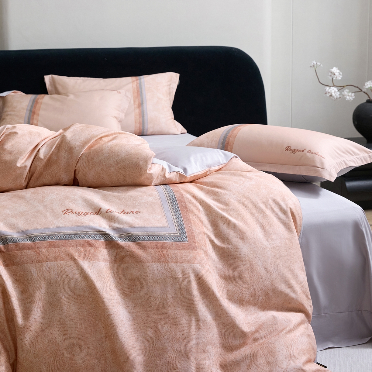 91家纺网 家纺一手货源 找家纺 梧桐树 2026新款60长绒棉平网大版系列四件套 P26罗卡芙桔