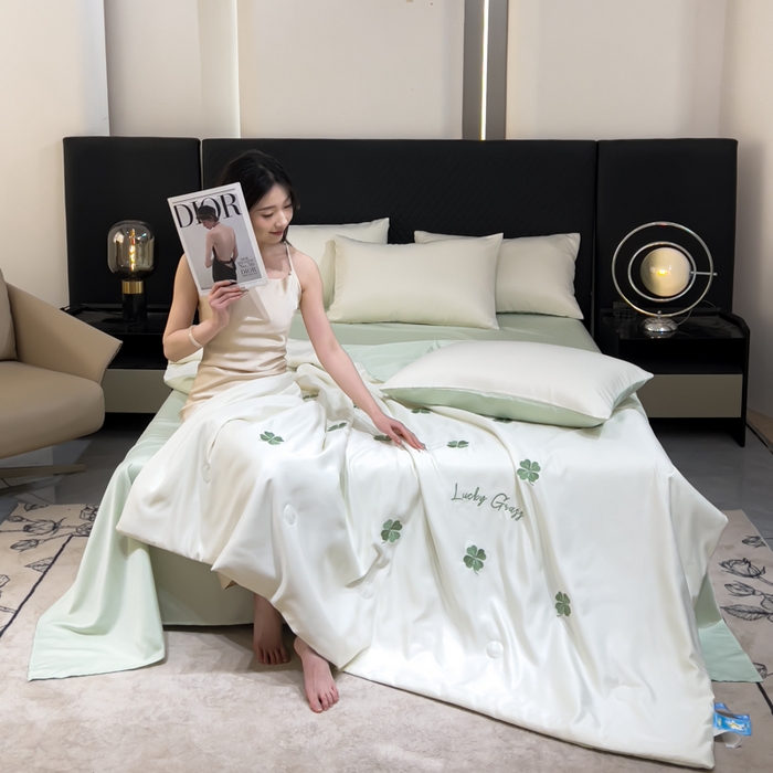 91家纺网 家纺一手货源 找家纺 憨豆家纺 2026新款水洗冰丝夏被四件套（升级抗菌棉）水洗真丝绣花系列夏凉被跨境外贸空调被 四叶草-奶白绿