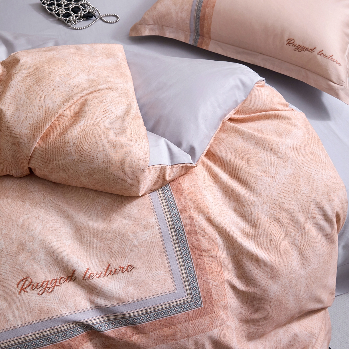 91家纺网 家纺一手货源 找家纺 梧桐树 2026新款60长绒棉平网大版系列四件套 P26罗卡芙桔