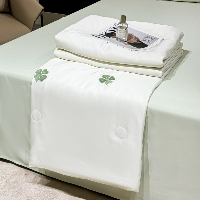 91家纺网 家纺一手货源 找家纺 憨豆家纺 2026新款水洗冰丝夏被四件套（升级抗菌棉）水洗真丝绣花系列夏凉被跨境外贸空调被 四叶草-奶白绿