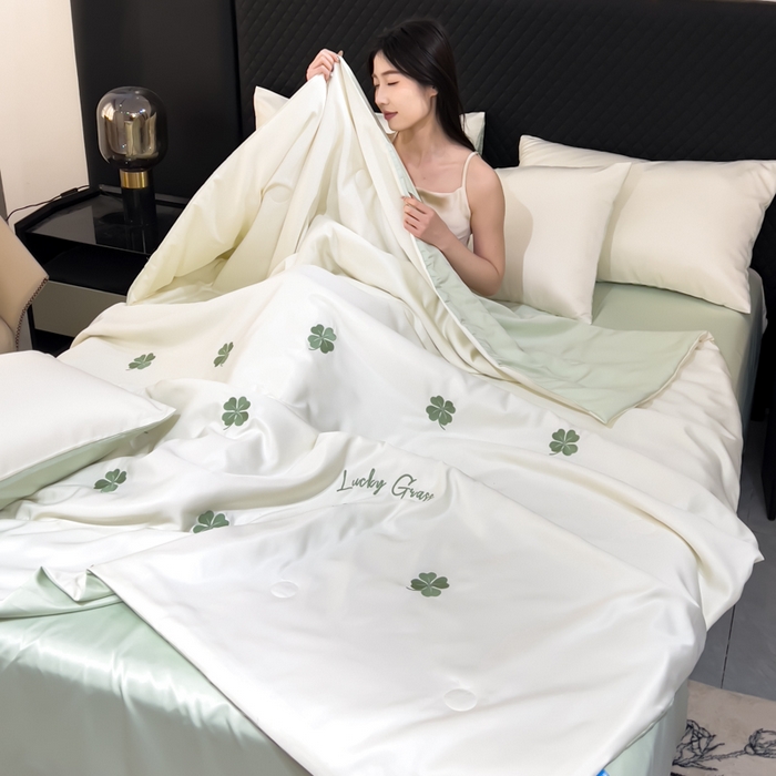91家纺网 家纺一手货源 找家纺 憨豆家纺 2026新款水洗冰丝夏被四件套（升级抗菌棉）水洗真丝绣花系列夏凉被跨境外贸空调被 四叶草-奶白绿