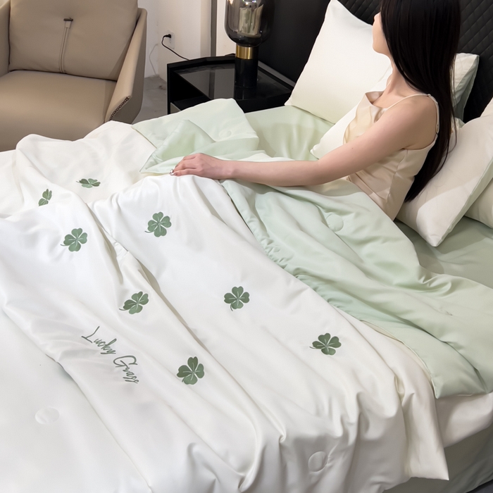 91家纺网 家纺一手货源 找家纺 憨豆家纺 2026新款水洗冰丝夏被四件套（升级抗菌棉）水洗真丝绣花系列夏凉被跨境外贸空调被 四叶草-奶白绿