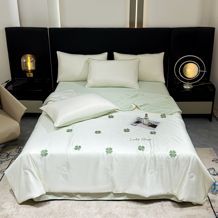 91家纺网 家纺一手货源 找家纺 憨豆家纺 2026新款水洗冰丝夏被四件套（升级抗菌棉）水洗真丝绣花系列夏凉被跨境外贸空调被 四叶草-奶白绿