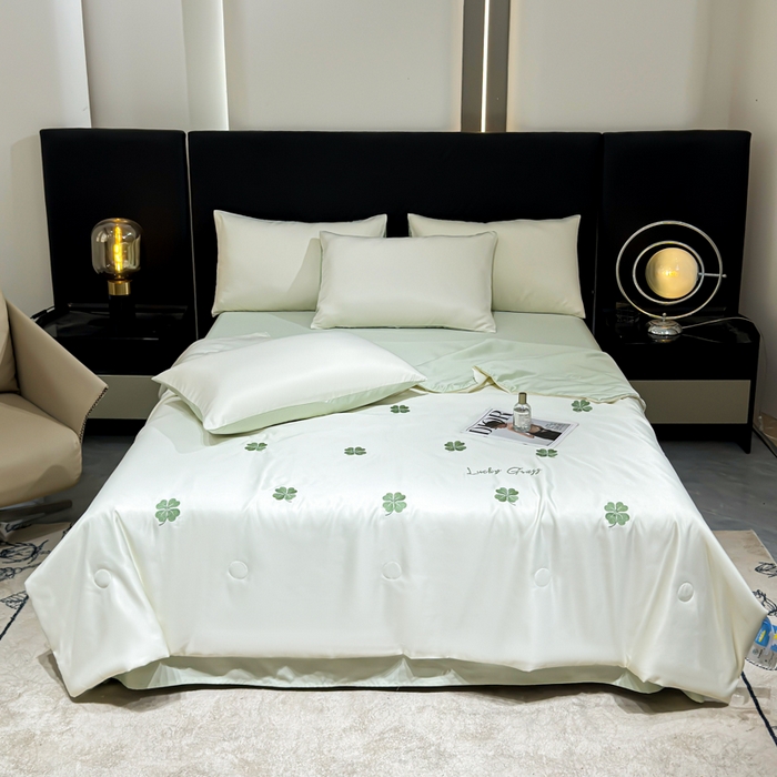 91家纺网 家纺一手货源 找家纺 憨豆家纺 2026新款水洗冰丝夏被四件套（升级抗菌棉）水洗真丝绣花系列夏凉被跨境外贸空调被 四叶草-奶白绿