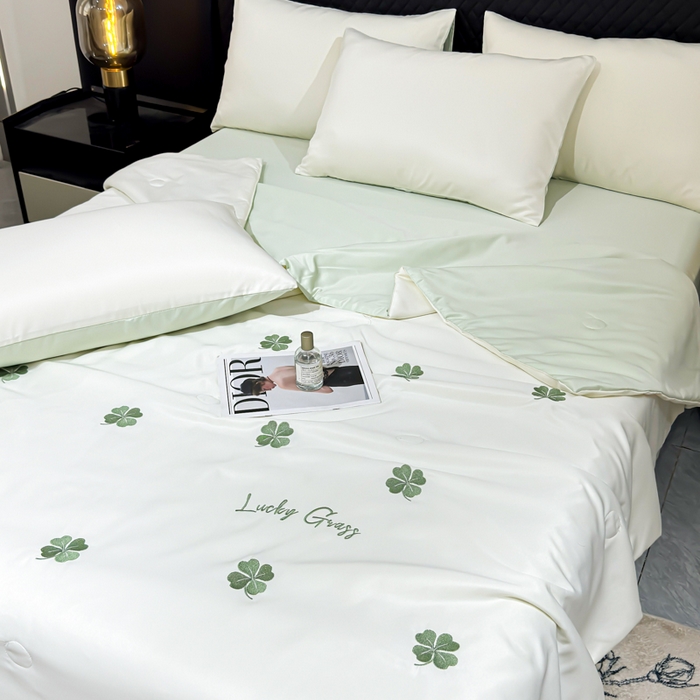 91家纺网 家纺一手货源 找家纺 憨豆家纺 2026新款水洗冰丝夏被四件套（升级抗菌棉）水洗真丝绣花系列夏凉被跨境外贸空调被 四叶草-奶白绿