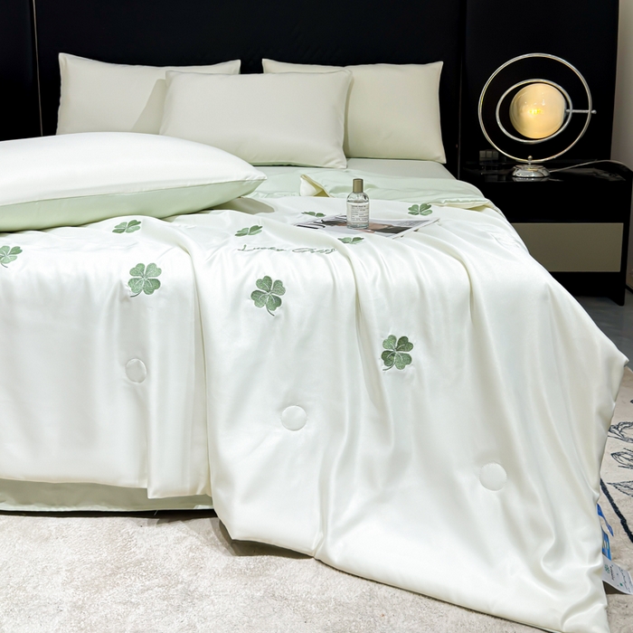 91家纺网 家纺一手货源 找家纺 憨豆家纺 2026新款水洗冰丝夏被四件套（升级抗菌棉）水洗真丝绣花系列夏凉被跨境外贸空调被 四叶草-奶白绿