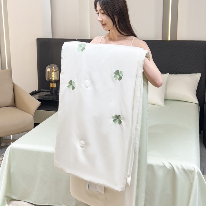 91家纺网 家纺一手货源 找家纺 憨豆家纺 2026新款水洗冰丝夏被四件套（升级抗菌棉）水洗真丝绣花系列夏凉被跨境外贸空调被 四叶草-奶白绿