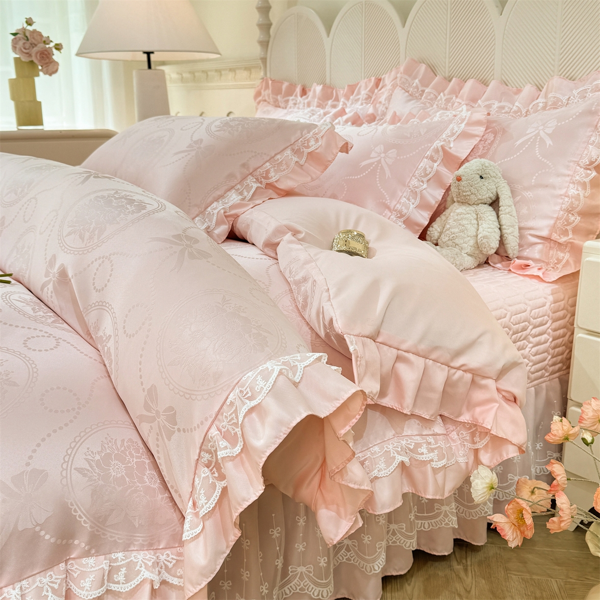 91家纺网 家纺一手货源 找家纺 优贝家纺 2026春夏新款提花水洗天丝冰丝天丝韩版夹棉床盖四件套 花涧-粉玉