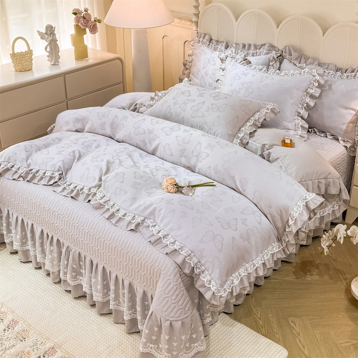 91家纺网 家纺一手货源 找家纺 优贝家纺 2026春夏新款提花水洗天丝冰丝天丝韩版夹棉床盖四件套 蝶舞-绅士灰