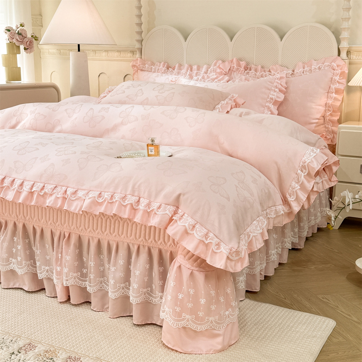 91家纺网 家纺一手货源 找家纺 优贝家纺 2026春夏新款提花水洗天丝冰丝天丝韩版夹棉床盖四件套 蝶舞-蜜桃粉