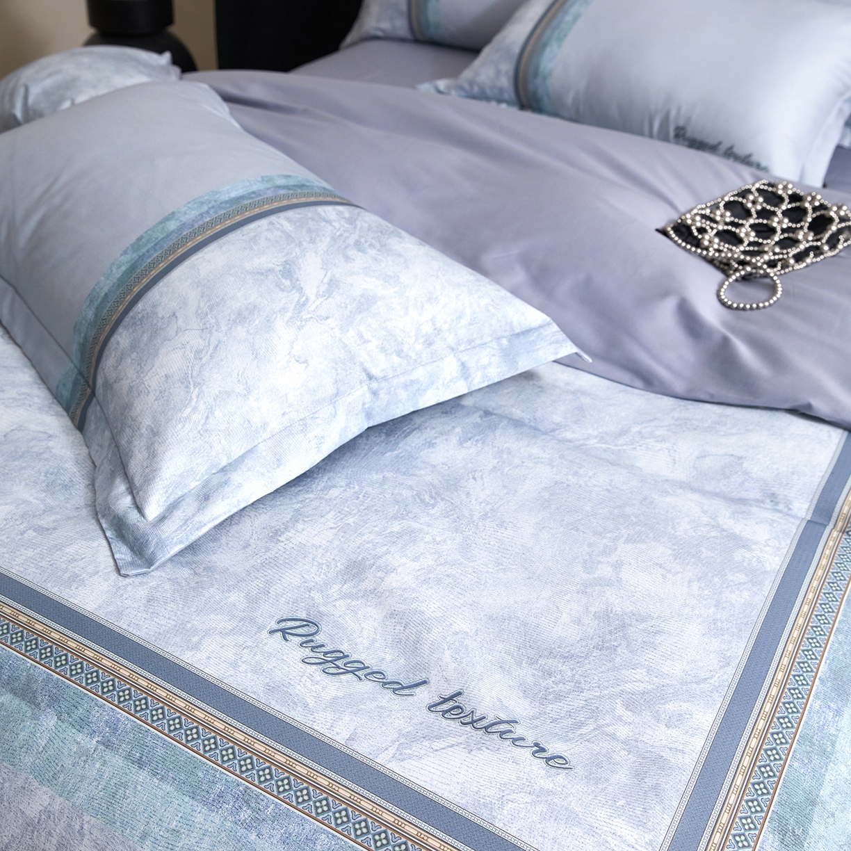 91家纺网 家纺一手货源 找家纺 梧桐树 2026新款60长绒棉平网大版系列四件套 P27罗卡芙兰