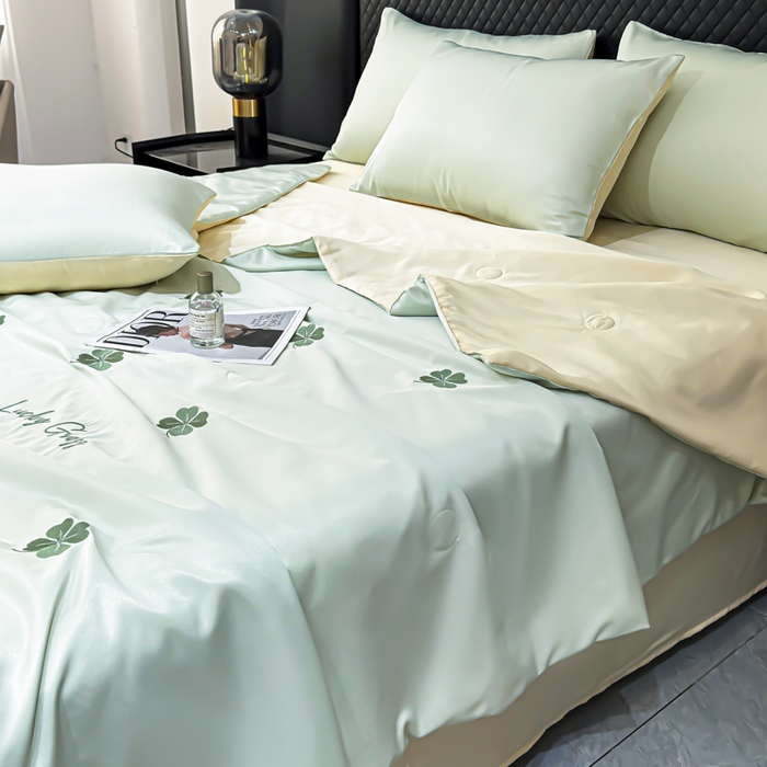 91家纺网 家纺一手货源 找家纺 憨豆家纺 2026新款水洗冰丝夏被四件套（升级抗菌棉）水洗真丝绣花系列夏凉被跨境外贸空调被 四叶草-水果奶黄