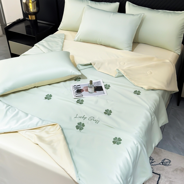 91家纺网 家纺一手货源 找家纺 憨豆家纺 2026新款水洗冰丝夏被四件套（升级抗菌棉）水洗真丝绣花系列夏凉被跨境外贸空调被 四叶草-水果奶黄