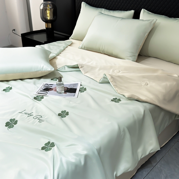 91家纺网 家纺一手货源 找家纺 憨豆家纺 2026新款水洗冰丝夏被四件套（升级抗菌棉）水洗真丝绣花系列夏凉被跨境外贸空调被 四叶草-水果奶黄