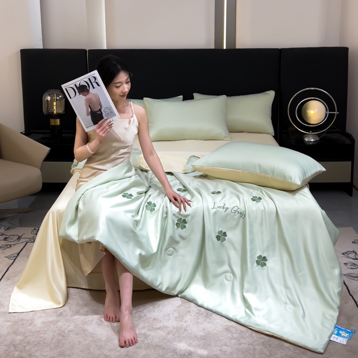 91家纺网 家纺一手货源 找家纺 憨豆家纺 2026新款水洗冰丝夏被四件套（升级抗菌棉）水洗真丝绣花系列夏凉被跨境外贸空调被 四叶草-水果奶黄