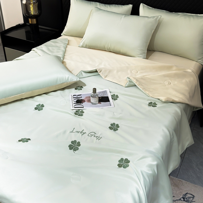 91家纺网 家纺一手货源 找家纺 憨豆家纺 2026新款水洗冰丝夏被四件套（升级抗菌棉）水洗真丝绣花系列夏凉被跨境外贸空调被 四叶草-水果奶黄