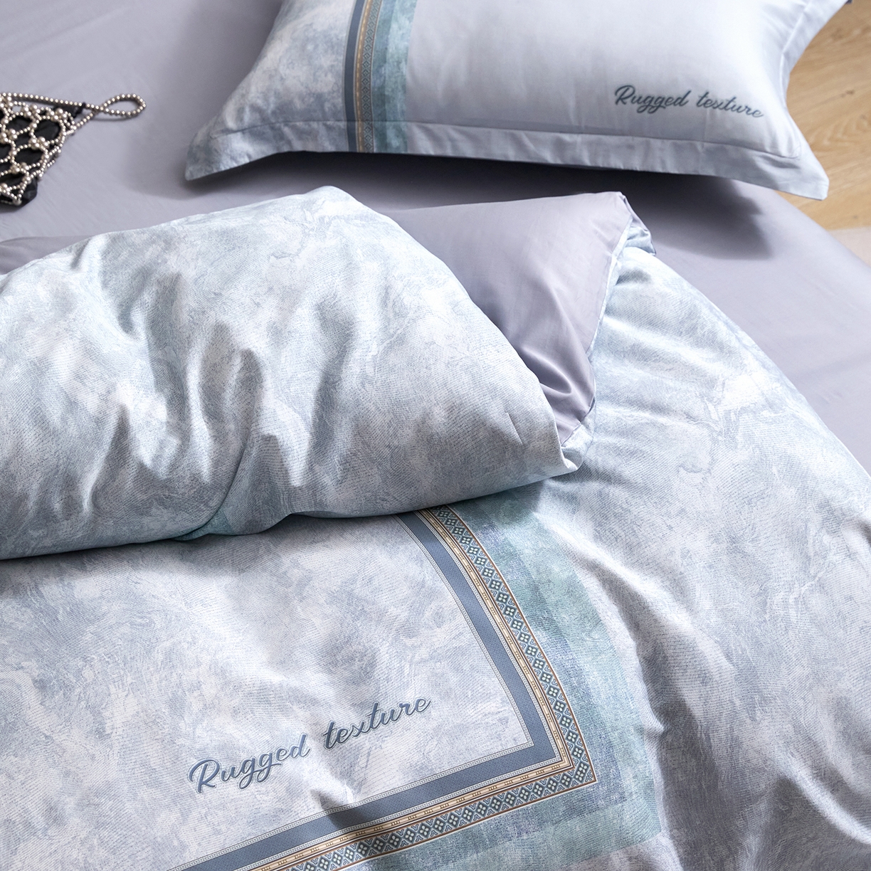 91家纺网 家纺一手货源 找家纺 梧桐树 2026新款60长绒棉平网大版系列四件套 P27罗卡芙兰