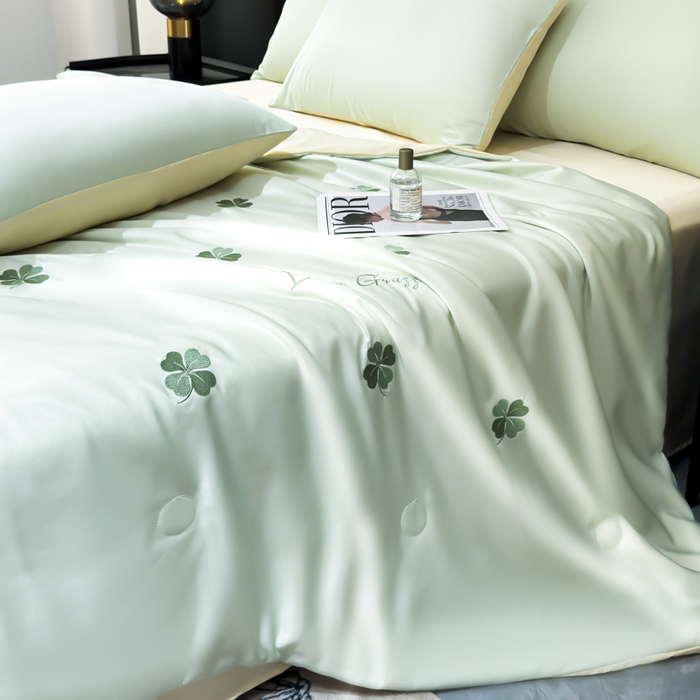 91家纺网 家纺一手货源 找家纺 憨豆家纺 2026新款水洗冰丝夏被四件套（升级抗菌棉）水洗真丝绣花系列夏凉被跨境外贸空调被 四叶草-水果奶黄