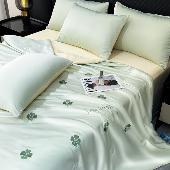 91家纺网 家纺一手货源 找家纺 憨豆家纺 2026新款水洗冰丝夏被四件套（升级抗菌棉）水洗真丝绣花系列夏凉被跨境外贸空调被 四叶草-水果奶黄