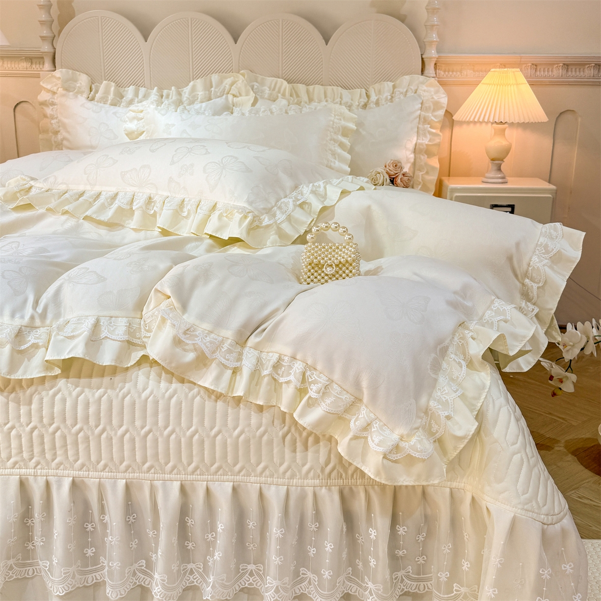 91家纺网 家纺一手货源 找家纺 优贝家纺 2026春夏新款提花水洗天丝冰丝天丝韩版夹棉床盖四件套 蝶舞-奶油白