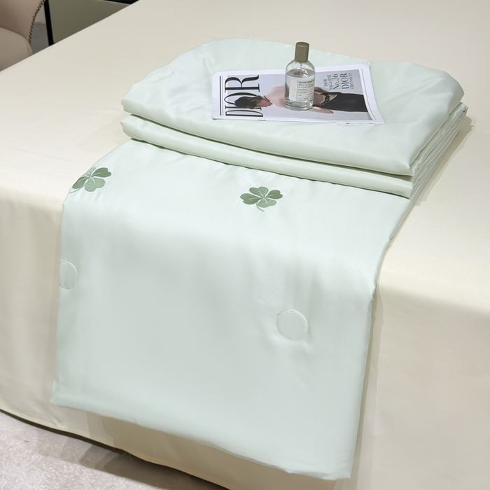 91家纺网 家纺一手货源 找家纺 憨豆家纺 2026新款水洗冰丝夏被四件套（升级抗菌棉）水洗真丝绣花系列夏凉被跨境外贸空调被 四叶草-水果奶黄