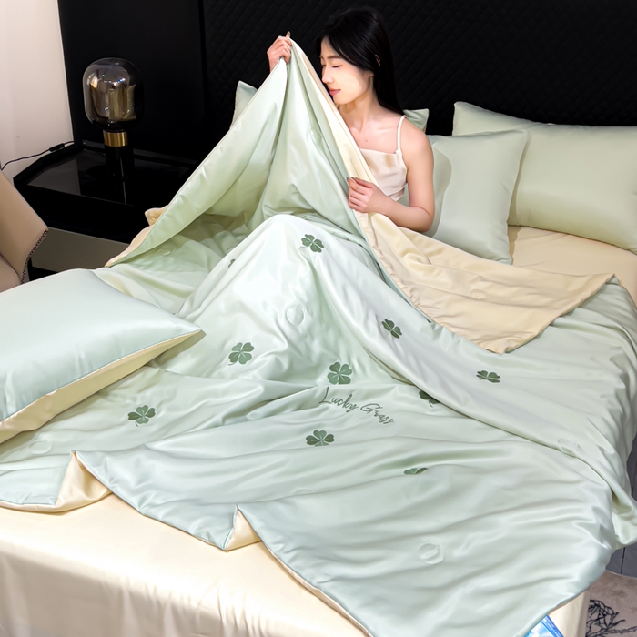 91家纺网 家纺一手货源 找家纺 憨豆家纺 2026新款水洗冰丝夏被四件套（升级抗菌棉）水洗真丝绣花系列夏凉被跨境外贸空调被 四叶草-水果奶黄