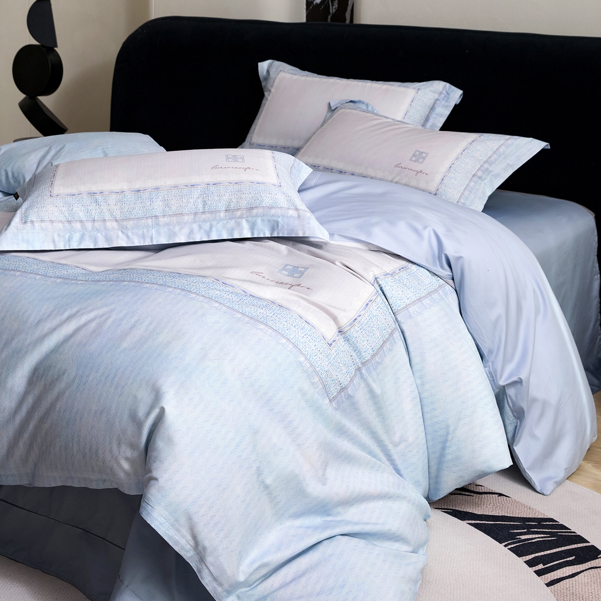 91家纺网 家纺一手货源 找家纺 梧桐树 2026新款60长绒棉平网大版系列四件套 P29罗曼蓝