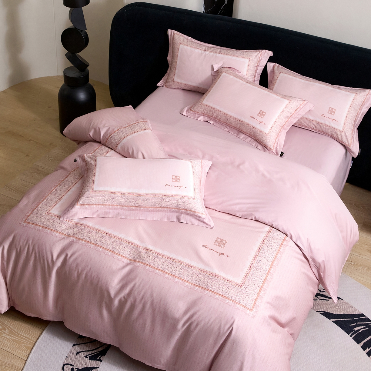 91家纺网 家纺一手货源 找家纺 梧桐树 2026新款60长绒棉平网大版系列四件套 P30罗曼粉