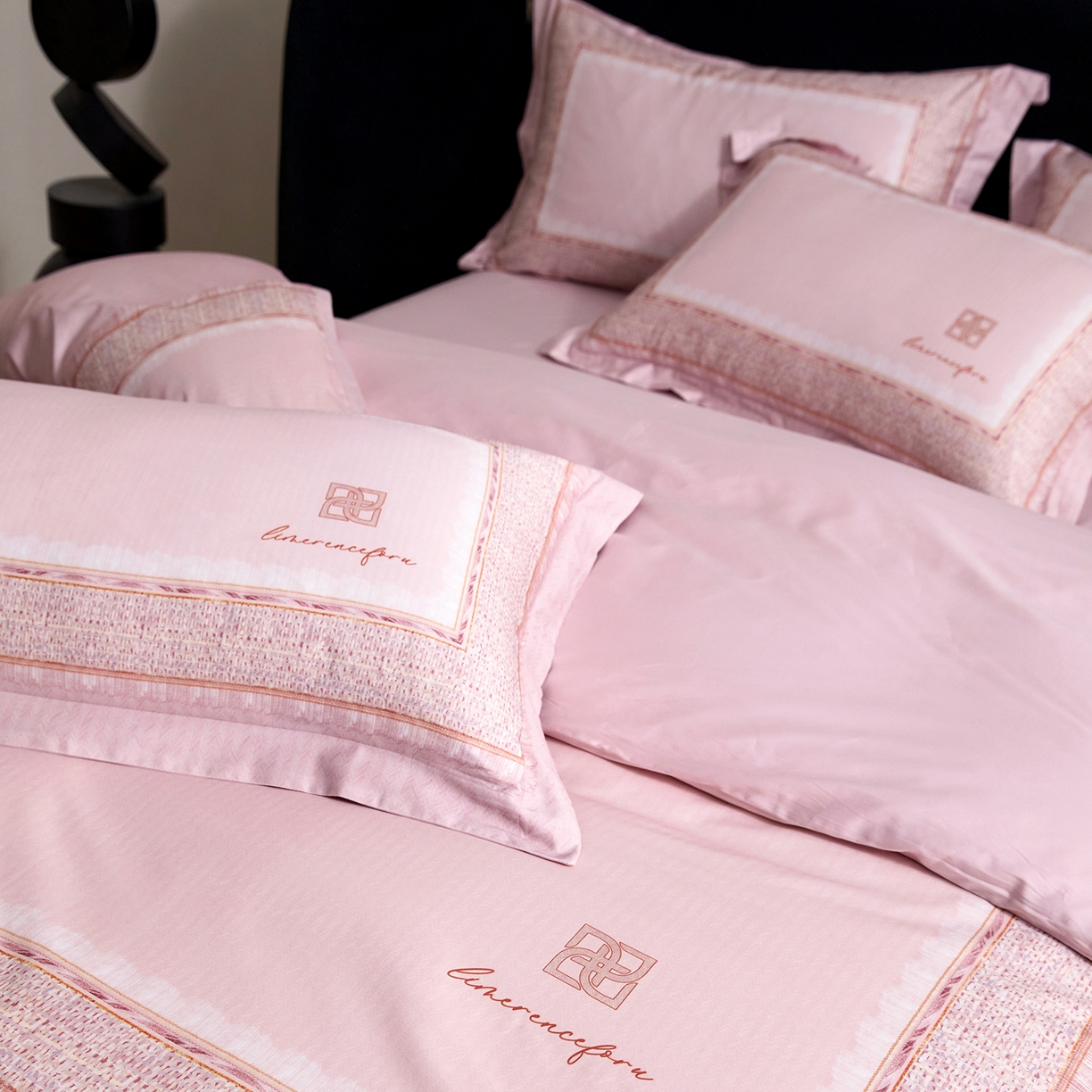 91家纺网 家纺一手货源 找家纺 梧桐树 2026新款60长绒棉平网大版系列四件套 P30罗曼粉