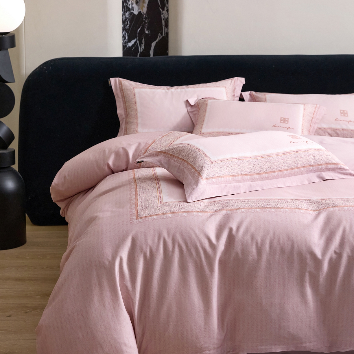 91家纺网 家纺一手货源 找家纺 梧桐树 2026新款60长绒棉平网大版系列四件套 P30罗曼粉