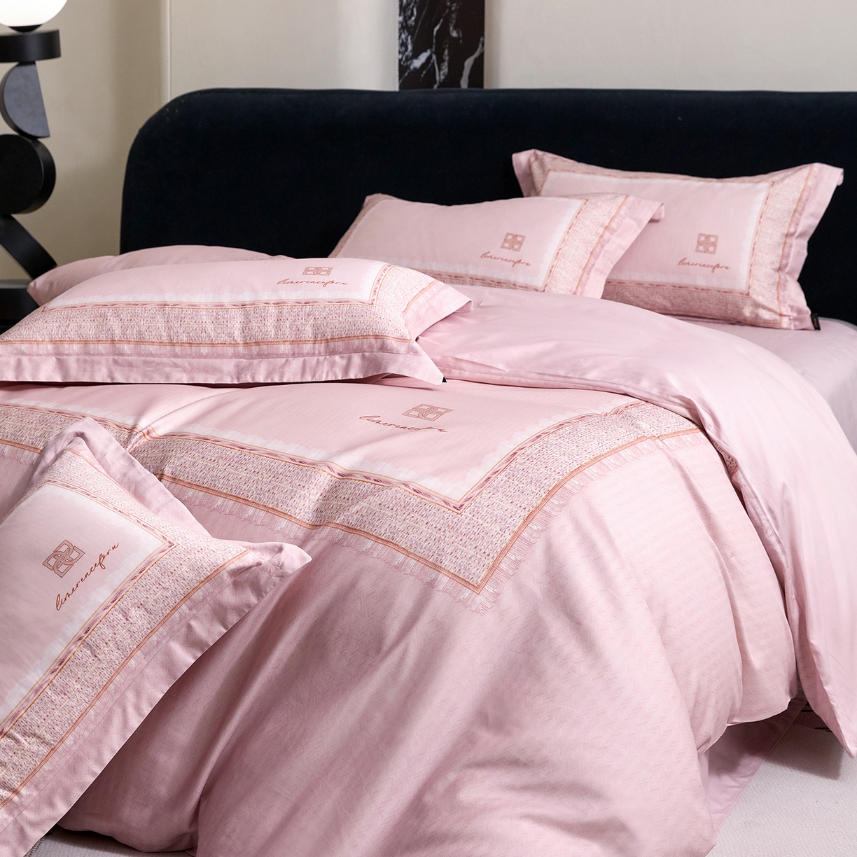 91家纺网 家纺一手货源 找家纺 梧桐树 2026新款60长绒棉平网大版系列四件套 P30罗曼粉