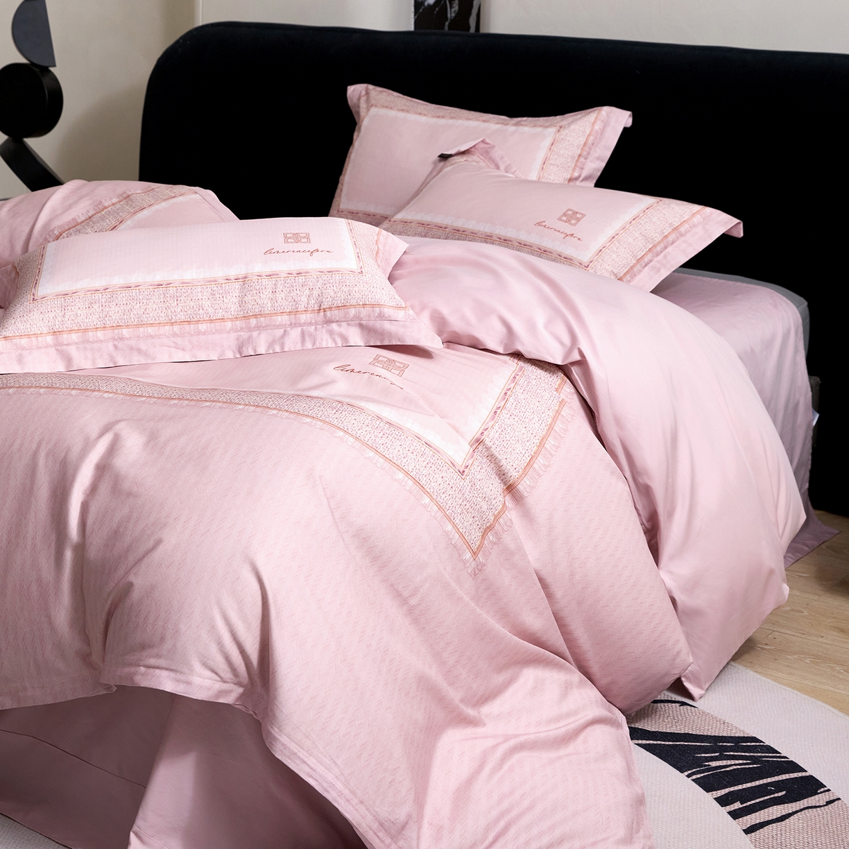 91家纺网 家纺一手货源 找家纺 梧桐树 2026新款60长绒棉平网大版系列四件套 P30罗曼粉