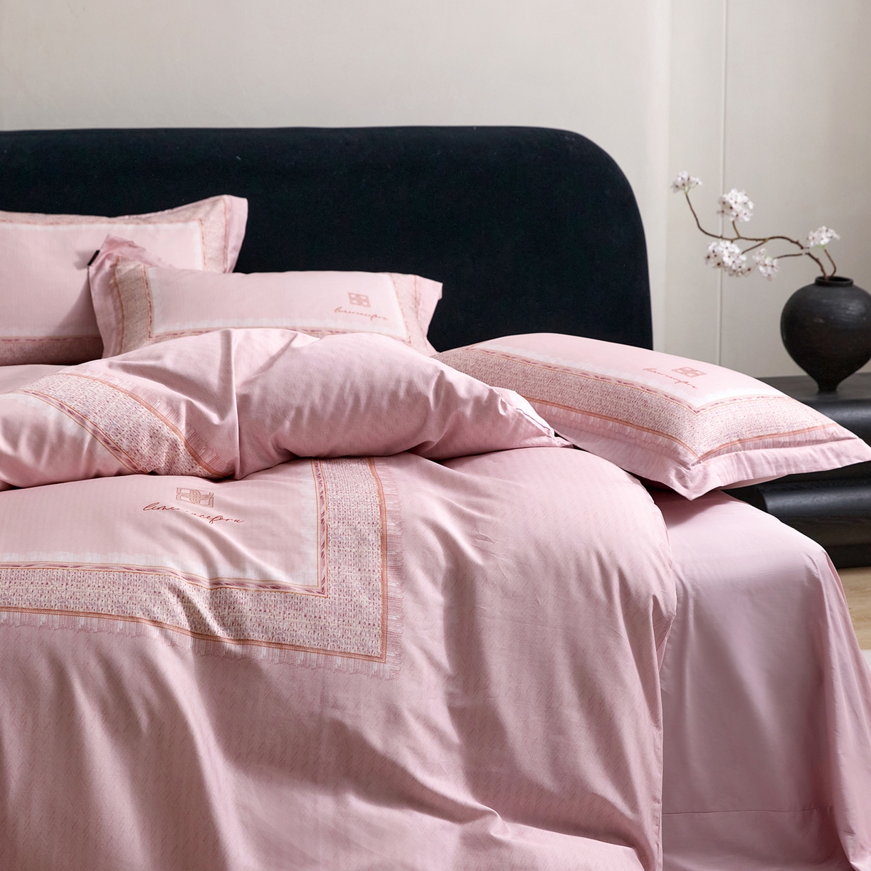 91家纺网 家纺一手货源 找家纺 梧桐树 2026新款60长绒棉平网大版系列四件套 P30罗曼粉