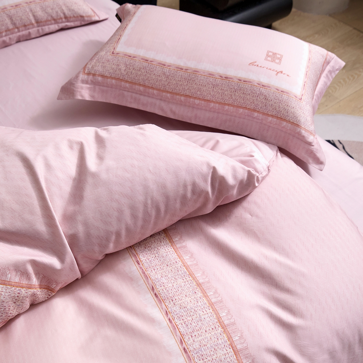 91家纺网 家纺一手货源 找家纺 梧桐树 2026新款60长绒棉平网大版系列四件套 P30罗曼粉