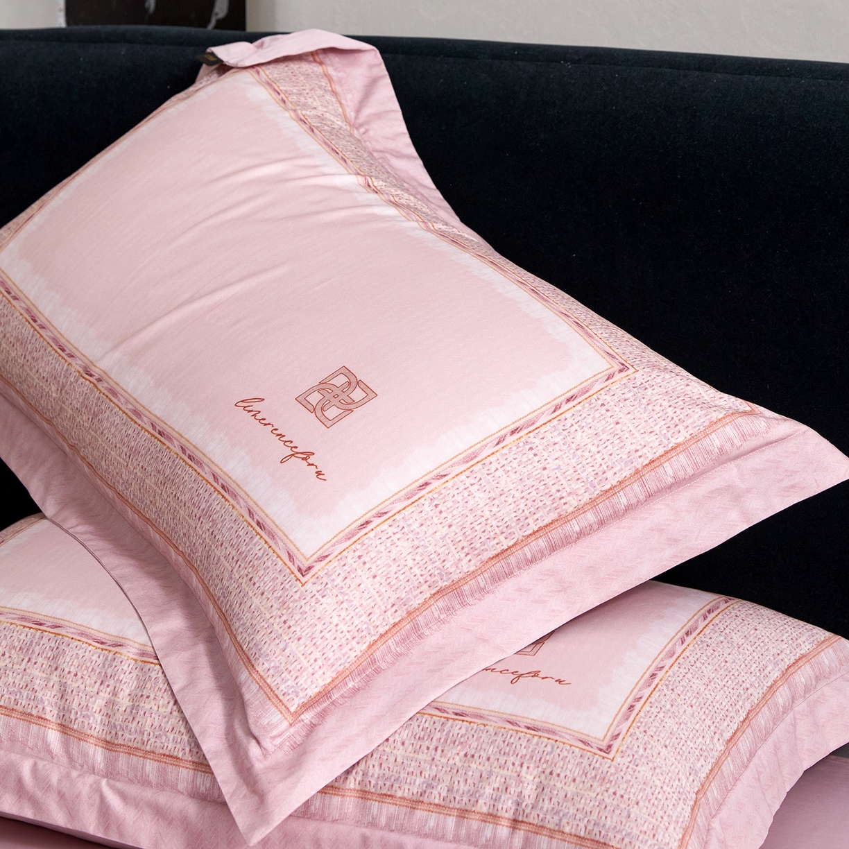 91家纺网 家纺一手货源 找家纺 梧桐树 2026新款60长绒棉平网大版系列四件套 P30罗曼粉