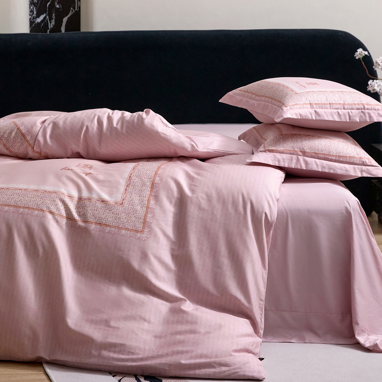 91家纺网 家纺一手货源 找家纺 梧桐树 2026新款60长绒棉平网大版系列四件套 P30罗曼粉