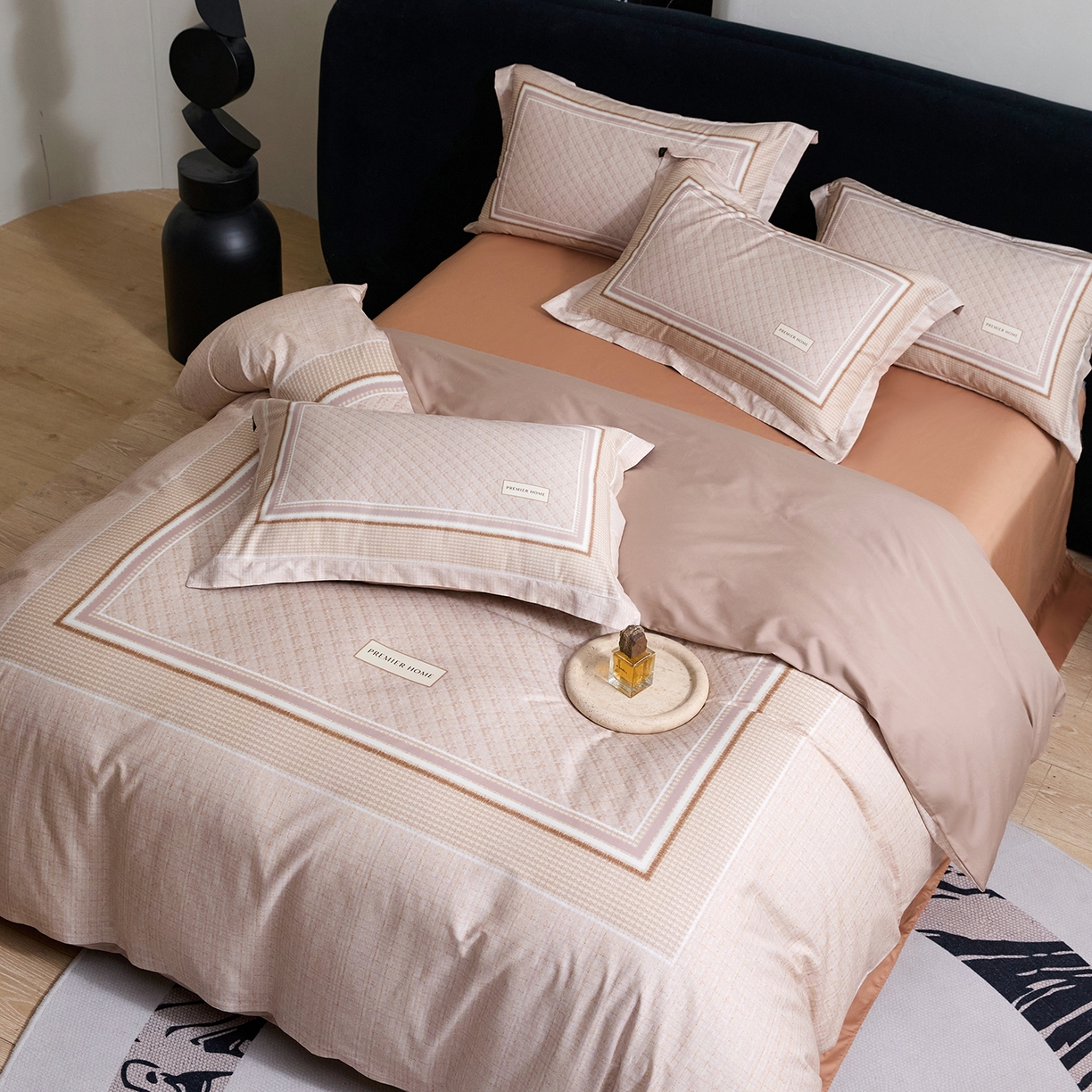 91家纺网 家纺一手货源 找家纺 梧桐树 2026新款60长绒棉平网大版系列四件套 P32漫巴黎咖