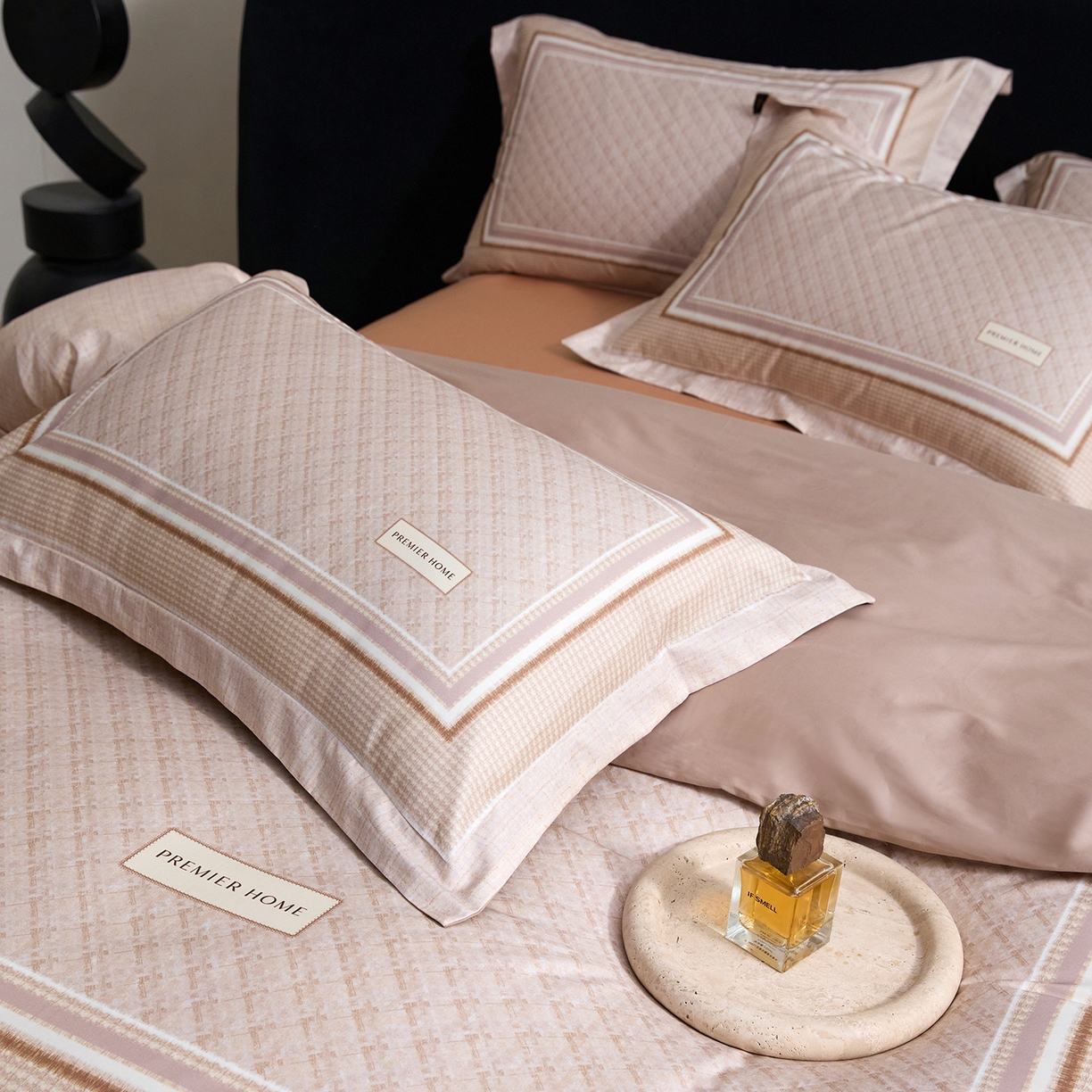 91家纺网 家纺一手货源 找家纺 梧桐树 2026新款60长绒棉平网大版系列四件套 P32漫巴黎咖