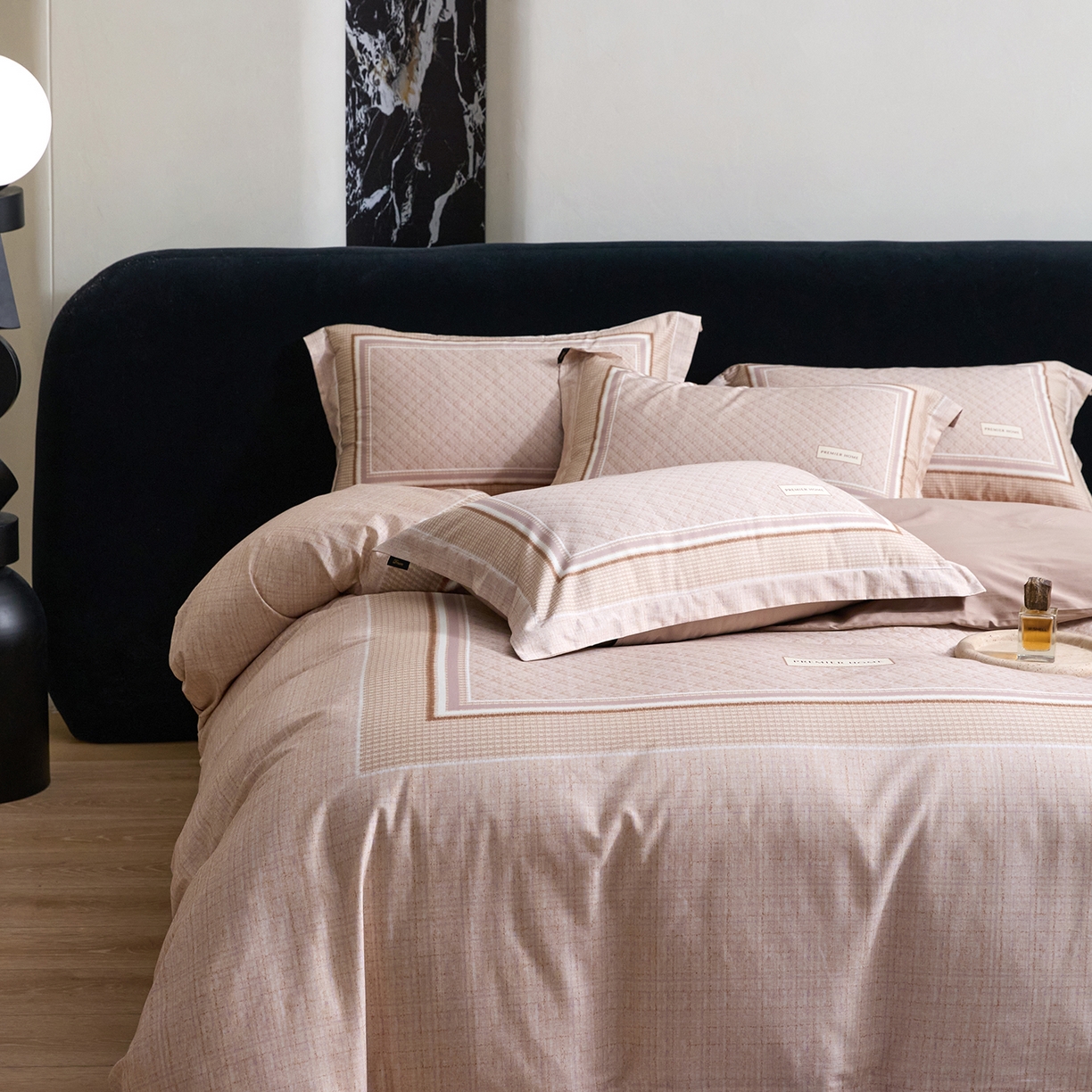 91家纺网 家纺一手货源 找家纺 梧桐树 2026新款60长绒棉平网大版系列四件套 P32漫巴黎咖